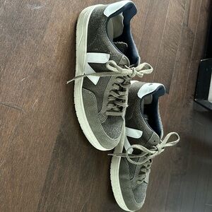 Veja- Mens olive green size 10